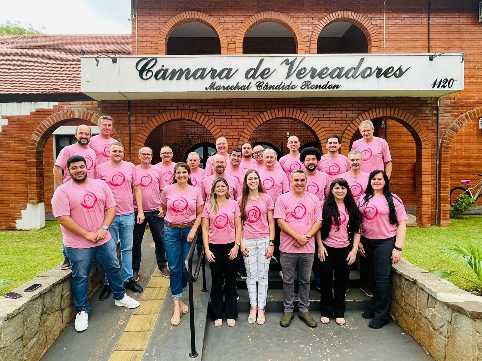 Vereadores e servidores com a camiseta da campanha