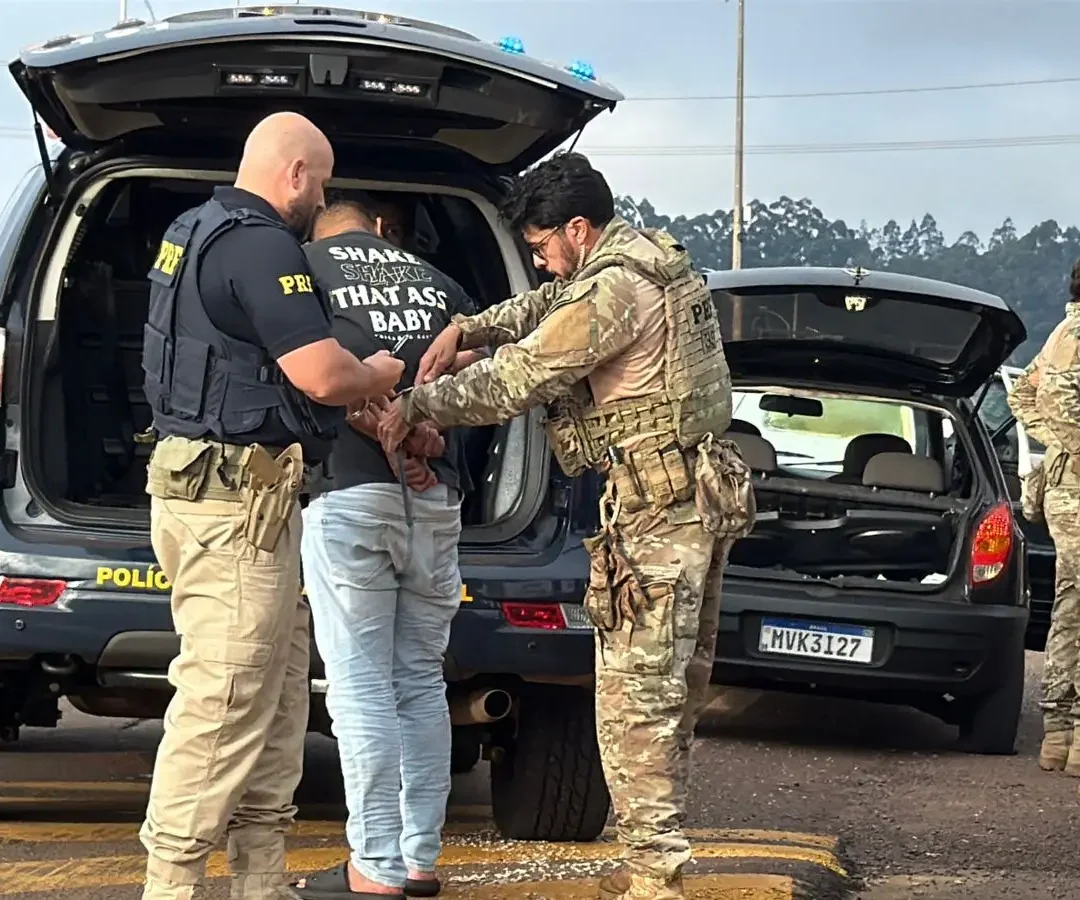 Homem sendo preso