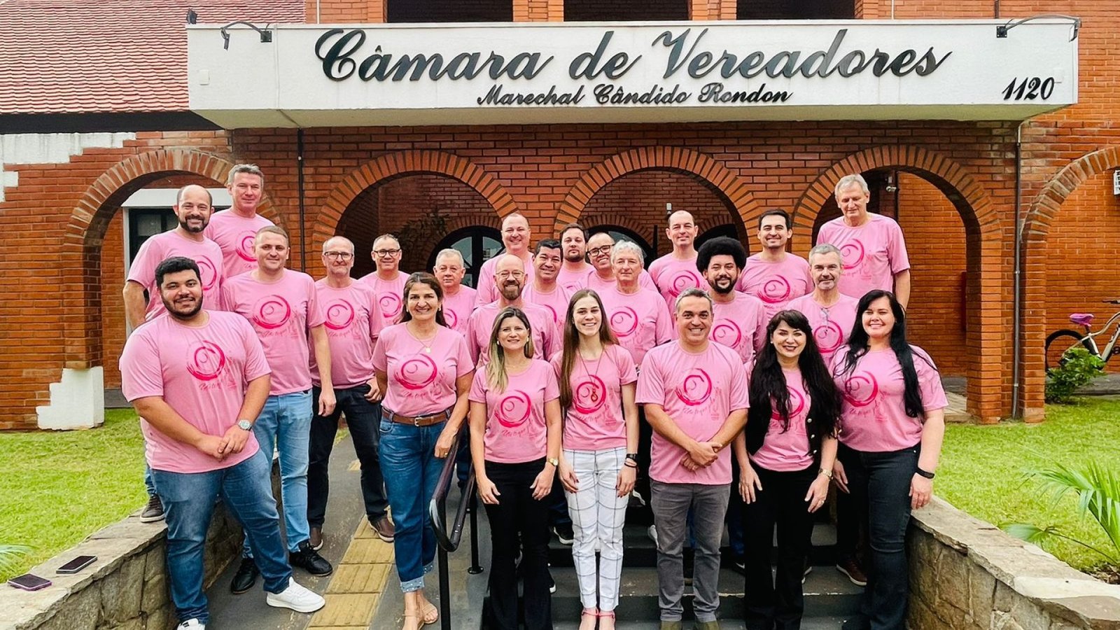 Vereadores e servidores com a camiseta da campanha