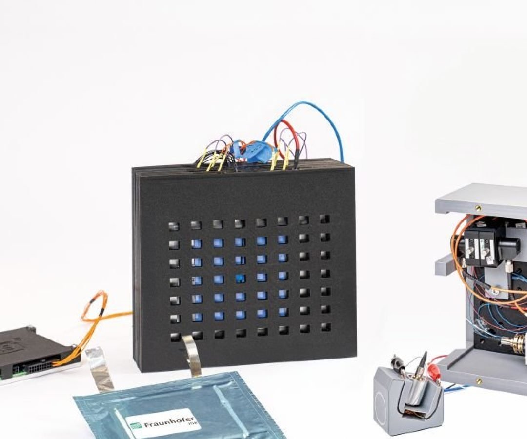 Imagem destacada - Fraunhofer apresenta primeiro sistema de bateria de íon-alumínio de alta potência para armazenamento de energia