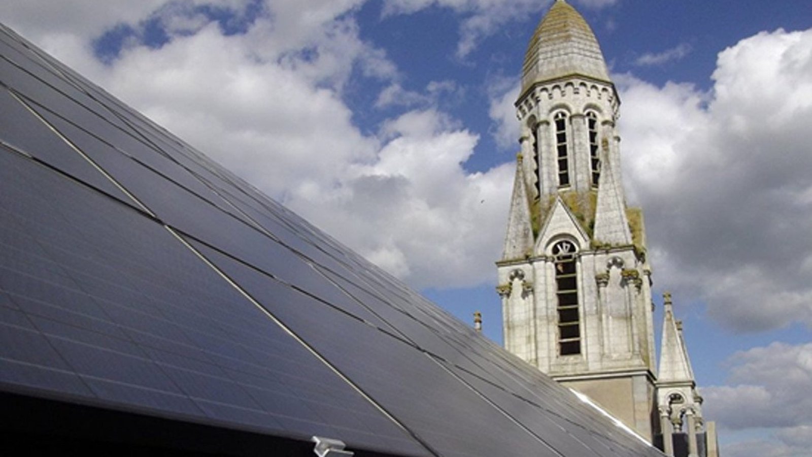 Imagem destacada - Solarpro apresenta estrutura de fixação em aço sem perfuração para telhados com painéis solares